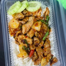 หมูชิ้นผัดพริกเผาราดข้าว
