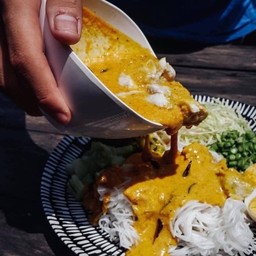 ชุดขนมจีนน้ำยา พร้อมผักแกล้ม และไข่ต้ม