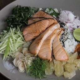 ข้าวยำหน้าปลาแซลมอน SOUTHERN THAI RICE SALAD WITH SALMON