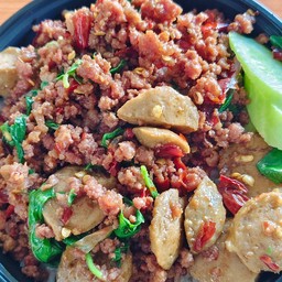 ข้าวกะเพราเนื้อสับ+ ลูกชิ้นเอ็นเนื้อโกเด้ง