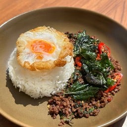 ผัดกะเพราเนื้อโคขุนสับราดข้าว+ไข่เป็ดดาว Stir-fried Basil with Minced Beef + fried egg