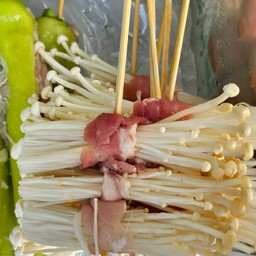 เห็ดเข็มทองพันหมูอู๊ดๆๆๆ