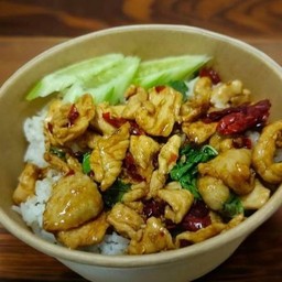 กะเพราไก่ชิ้นราดข้าว