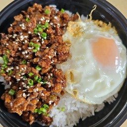 ข้าว หมูสับซอสญี่ปุ่น+ไข่ดาว