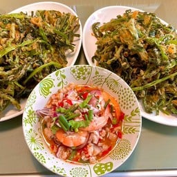 ยำผักบุ้งกรอบ