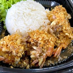 ข้าวกระเทียมพริกไทยกุ้งกรอบ (ข้าวหอมมะลิ)