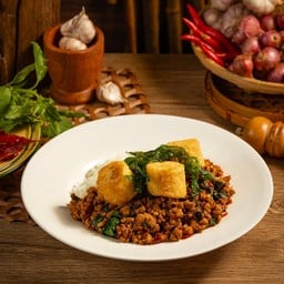 ข้าวกะเพราหมูสับเต้าหู้ไข่ กะเพรากรอบ