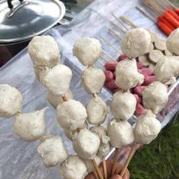 ยำลูกชิ้น-ปลาหมึกย่าง