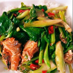 ข้าวคะน้าปลากระป๋อง