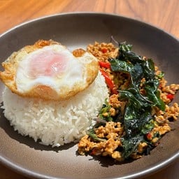 ผัดกะเพราไก่สับราดข้าว+ไข่เป็ดออแกนิค Stir-fried Basil with Minced Chicken + fried egg organic