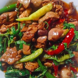 กระเพราเครื่องในไก่ (กับข้าว)