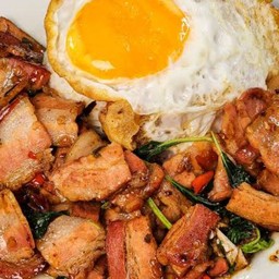 กะเพราเบคอน ราดข้าว+ไข่ดาว