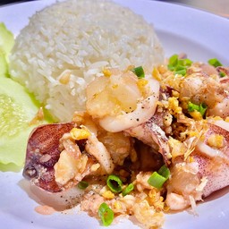 ข้าวหมึกไข่ทอดกระเทียม