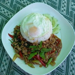 กระเพราหมูสับไข่ดาว