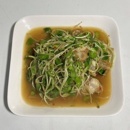 ต้นอ่อนผัดหมูกรอบ