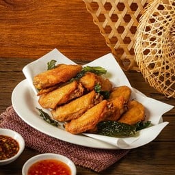 ปีกไก่ทอดน้ำปลา กะเพรากรอบ 9 ชิ้น