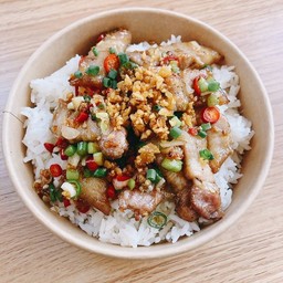 ข้าวหมูสามชั้นผัดพริกเกลือ