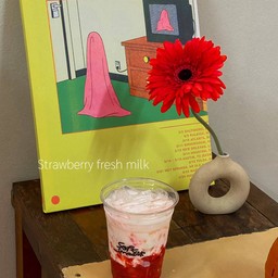 สตอเบอรี่นมสดเย็น สไตล์ไทยมีความอมเปรี้ยวจากสตอเบอรี่โฮมเมดตัดด้วยหวานหวานนิดๆของนมสด ลงตัวสุดๆฮะ🍓