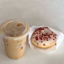 กาแฟนม + โดนัท สตอเบอรี่ (Milk Coffee + strawberry donut)