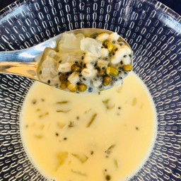 น้ำเต้าหู้ทรงเครื่อง4อย่าง (แมงลัก บาร์เลย์ ถั่วเหลือง วุ้น)