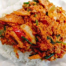 ผัดผงกระหรี่ราดข้าว