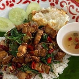 กะเพราหมูกรอบราดข้าว