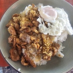 ข้าวกะเทียม (สามารถเลือกเนื้อสัตว์ได้ะ)