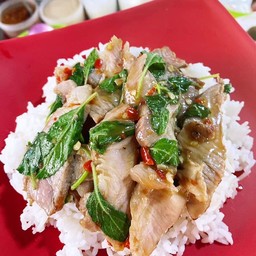 กระเพราคอหมูย่าง