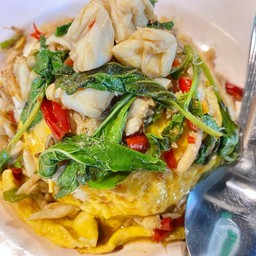 ข้าวไข่ข้นกระเพราปูก้อน