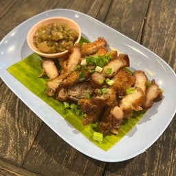 สามชั้นทอดน้ำพริกหนุ่ม