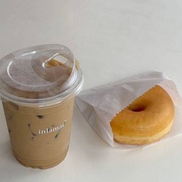 กาแฟนม + โดนัท (Milk Coffee + glazed donut)
