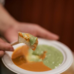 ขนมปังนึ่งทูโทน สังขยาใบเตยและซอสชาไทยแบบโฮมเมด