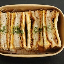 แซนวิชหมูทอดกับไก่ทอด