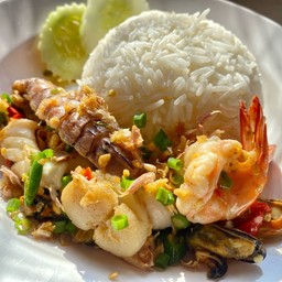 ข้าวผัดพริกเกลือรวมทะเล