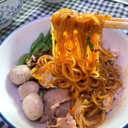 เส้นคลุกแซ่บกากหมูสุโขทัย