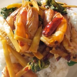 กระเพรากุ้งหน่อไม้