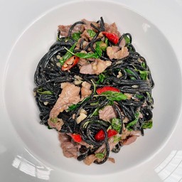 สปาเก็ตตี้เส้นดำกะเพราเนื้อ