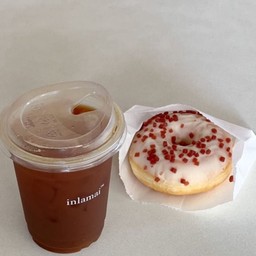 อเมริกาโน่ + โดนัท สตอเบอรี่ (Americano + strawberry donut)