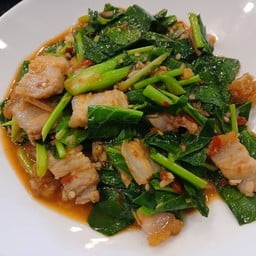 ผัดคะน้าหมูกรอบ(กับข้าว)