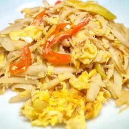 ผัดหน่อไม้ใส่ไข่ราดข้าว