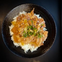 ข้าวหน้าหมูดมบูริ