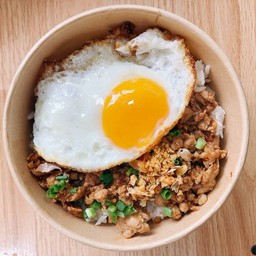 ข้าวหมูสับผัดกระเทียมไข่ดาว