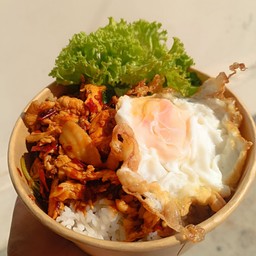 ข้าวกะเพราไก่ชิ้น พริกแห้ง+ไข่ดาว