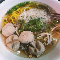ก๋วยเตี๋ยวลูกชิ้นจัมโบ้