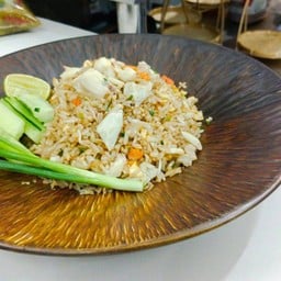 ข้าวผัดเนื้อปูหอมไฟ