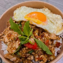 ข้าวหมูชิ้นกระเพรา+ไข่ดาว