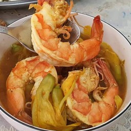 แกงส้มกุ้งดอกแค
