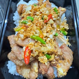 ข้าวหมูทอดกระเทียมพริกขี้หนูสด