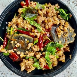 กะเพราหมูสับใส่ไข่เยี่ยวม้าพริกแห้งราดข้าว