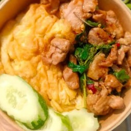 ข้าวกระเพราหมูชิ้น+ไข่เจียว